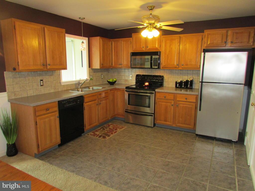 101 Laurie Lane Lititz, PA 17543 - Photo 4 of 17 Gallery Image 4