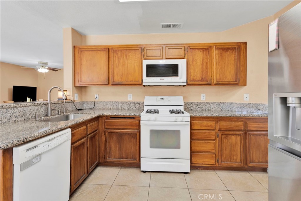 13194 Cardinal Road Victorville, CA 92392 - Photo 26 of 64 Kitchen