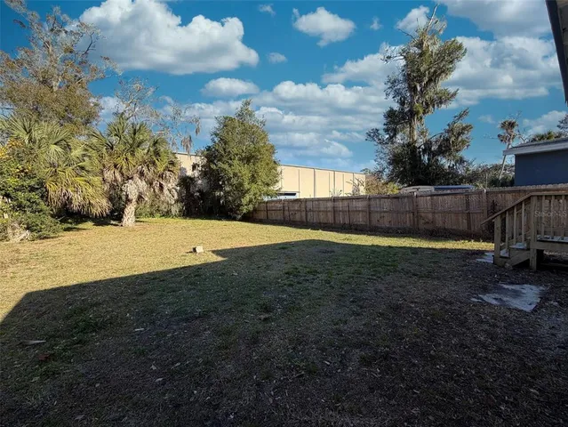 a view of a back yard