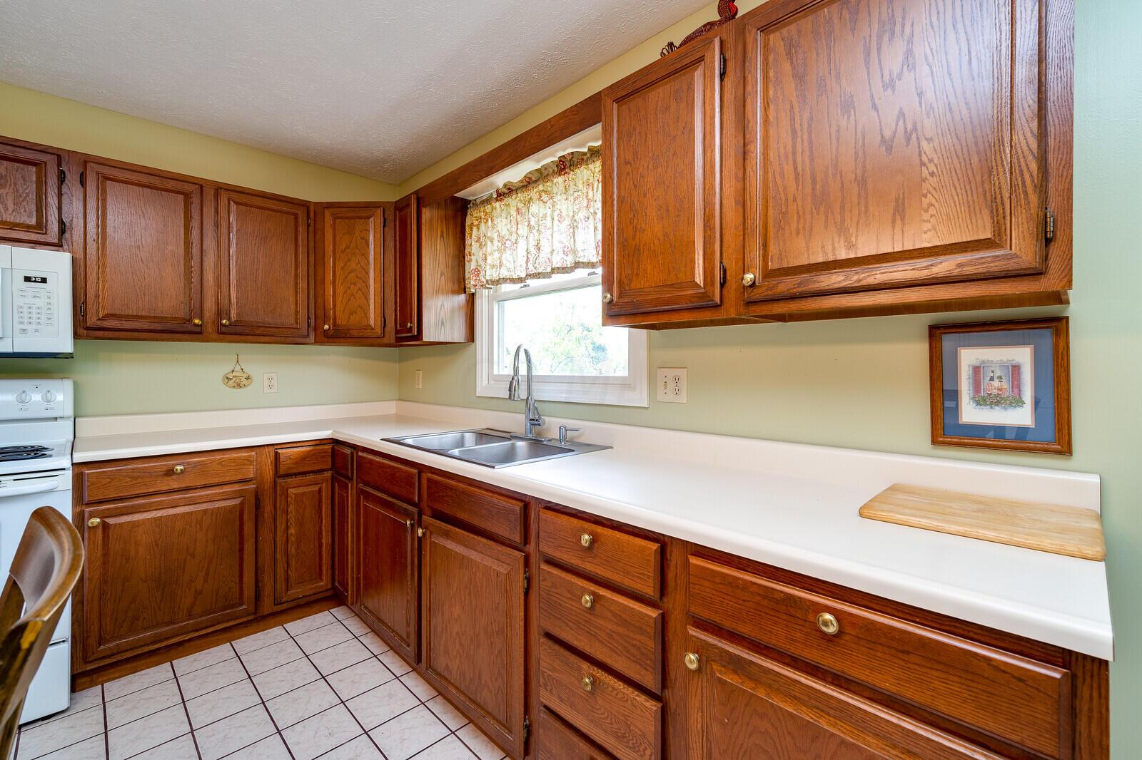 5562 Decker Road Franklin, OH 45005 - Photo 12 of 36 Oak Cabinets