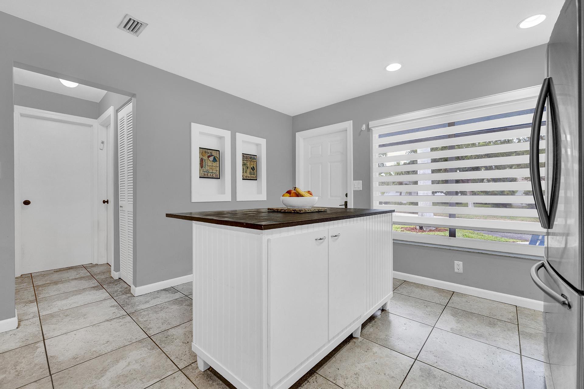 301 Del Rio Boulevard Boca Raton, FL 33432 - Photo 5 of 37 oversized island