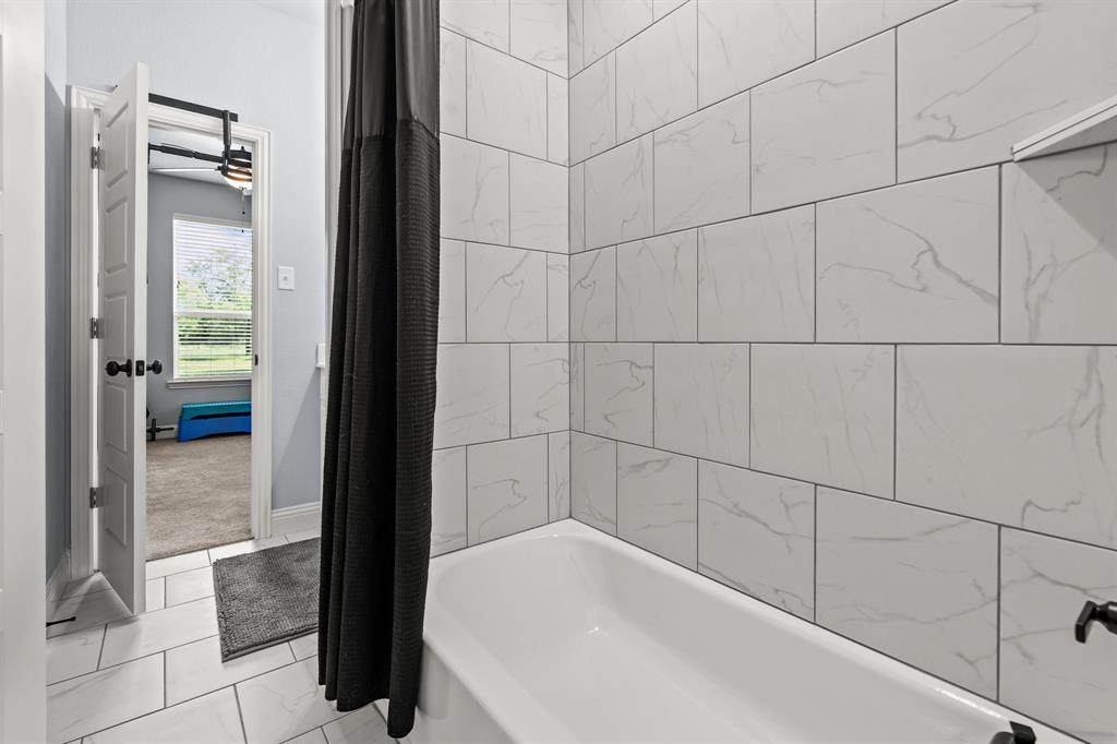 560 Wilson Bend Road Millsap, TX 76066 - Photo 30 of 38 Hollywood Bathroom