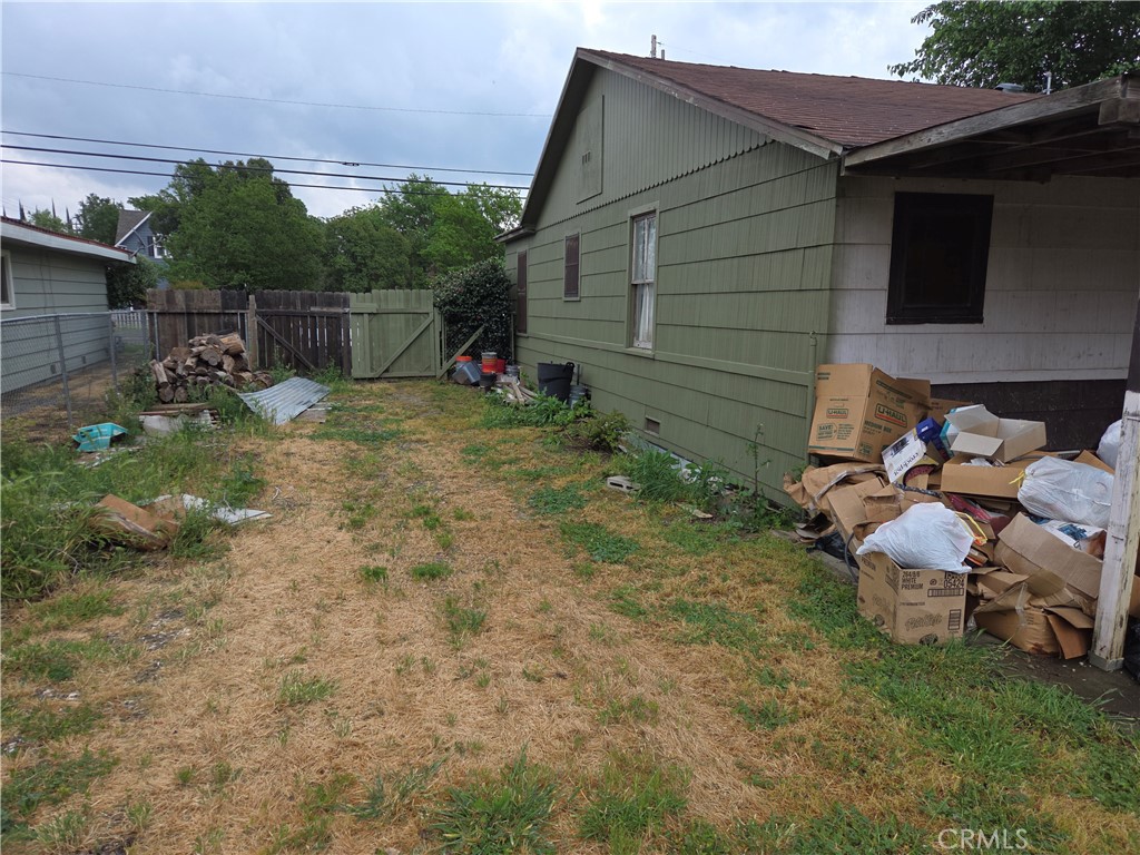 300 Chestnut Avenue Red Bluff, CA 96080 - Photo 26 of 48 a backyard of a house with table and chairs