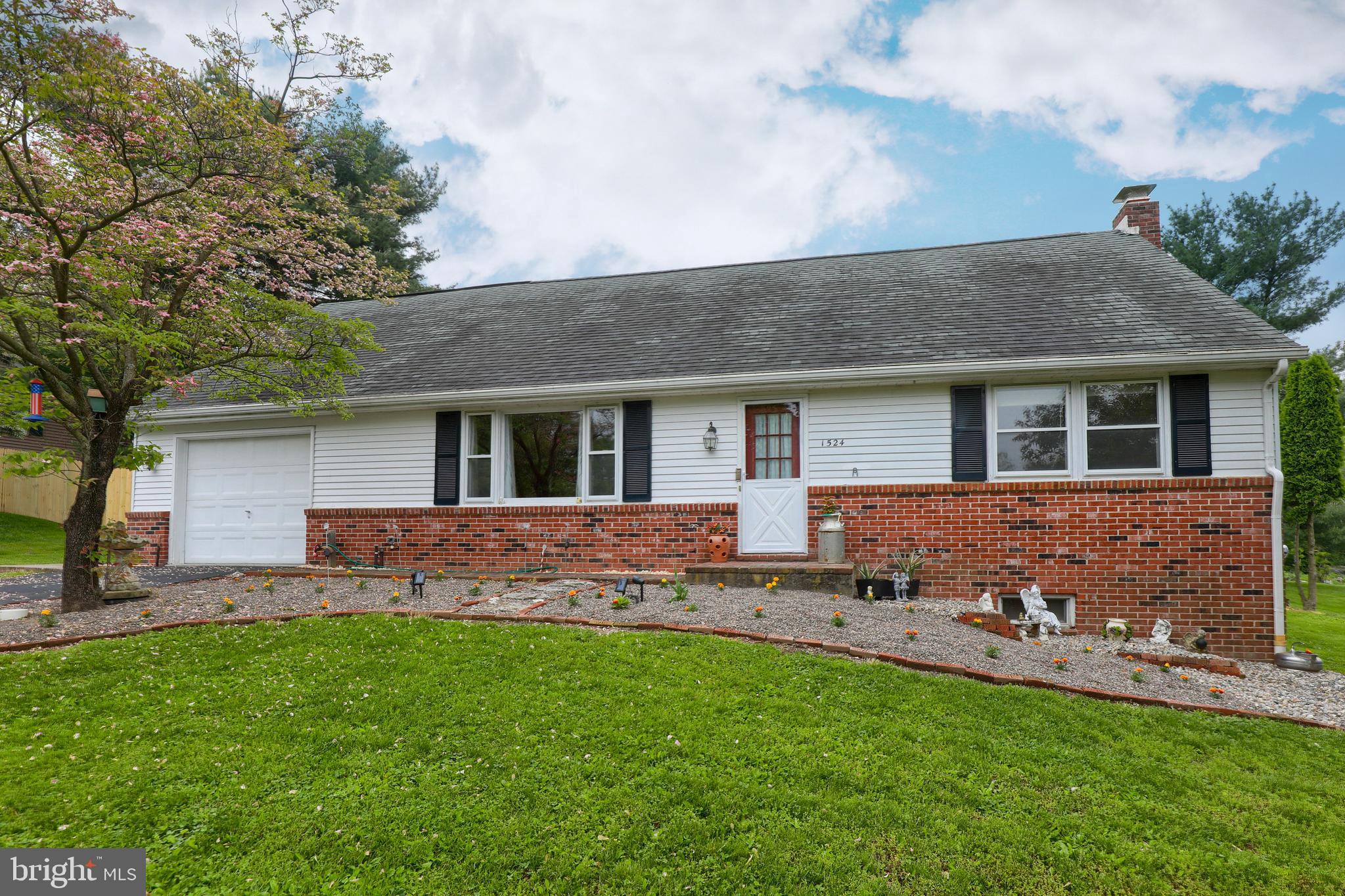 1524 Loop Road Manheim, PA 17545 - Photo 1 of 37 Front View