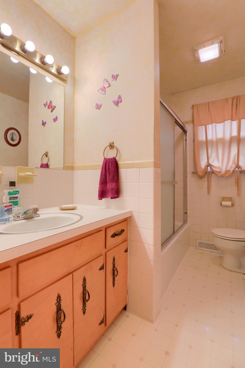1524 Loop Road Manheim, PA 17545 - Photo 25 of 37 Bathroom 1