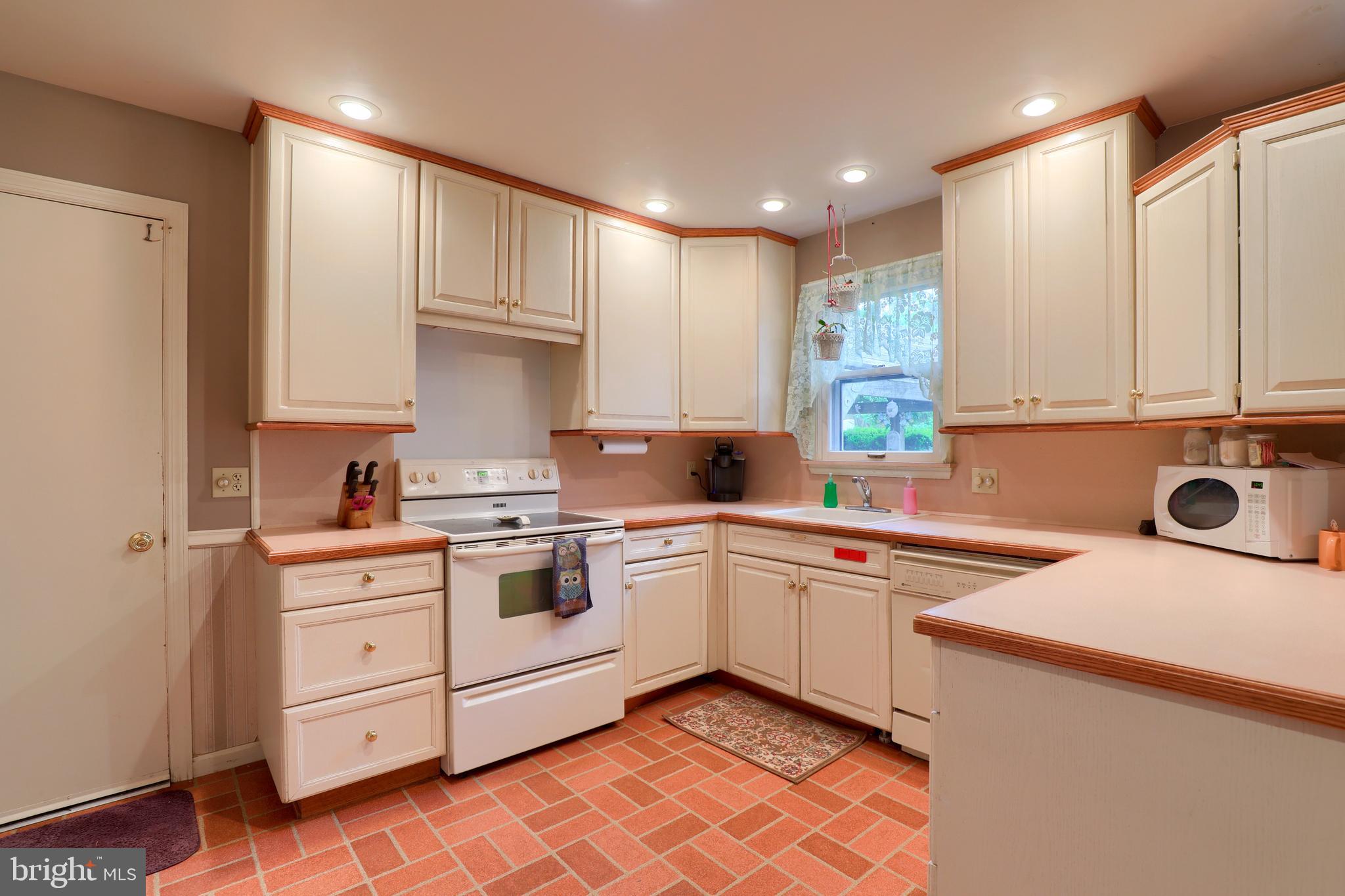 1524 Loop Road Manheim, PA 17545 - Photo 6 of 37 Kitchen