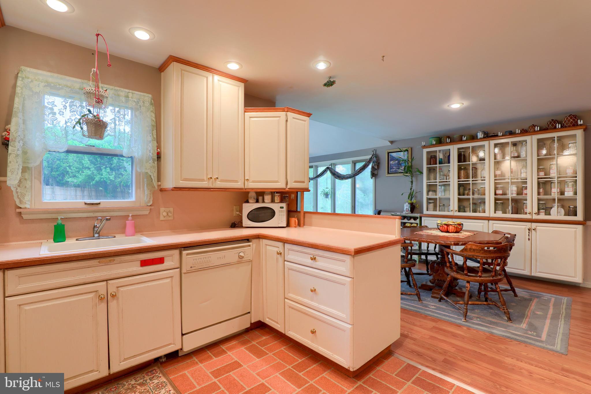 1524 Loop Road Manheim, PA 17545 - Photo 7 of 37 Kitchen & Dining Area