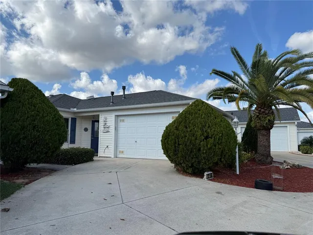 a view of a front yard of the house