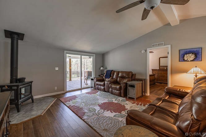 1680 Battes Road Green Bay, VA 23942 - Photo 12 of 38 a living room with furniture and a flat screen tv