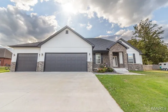 $389,000 | 2505 Candlebark Lane, Lebanon, MO 65536