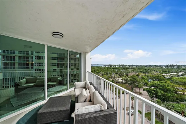 $595,000 | 1770 Benjamin Franklin Drive, Unit 704, Sarasota, FL 34236