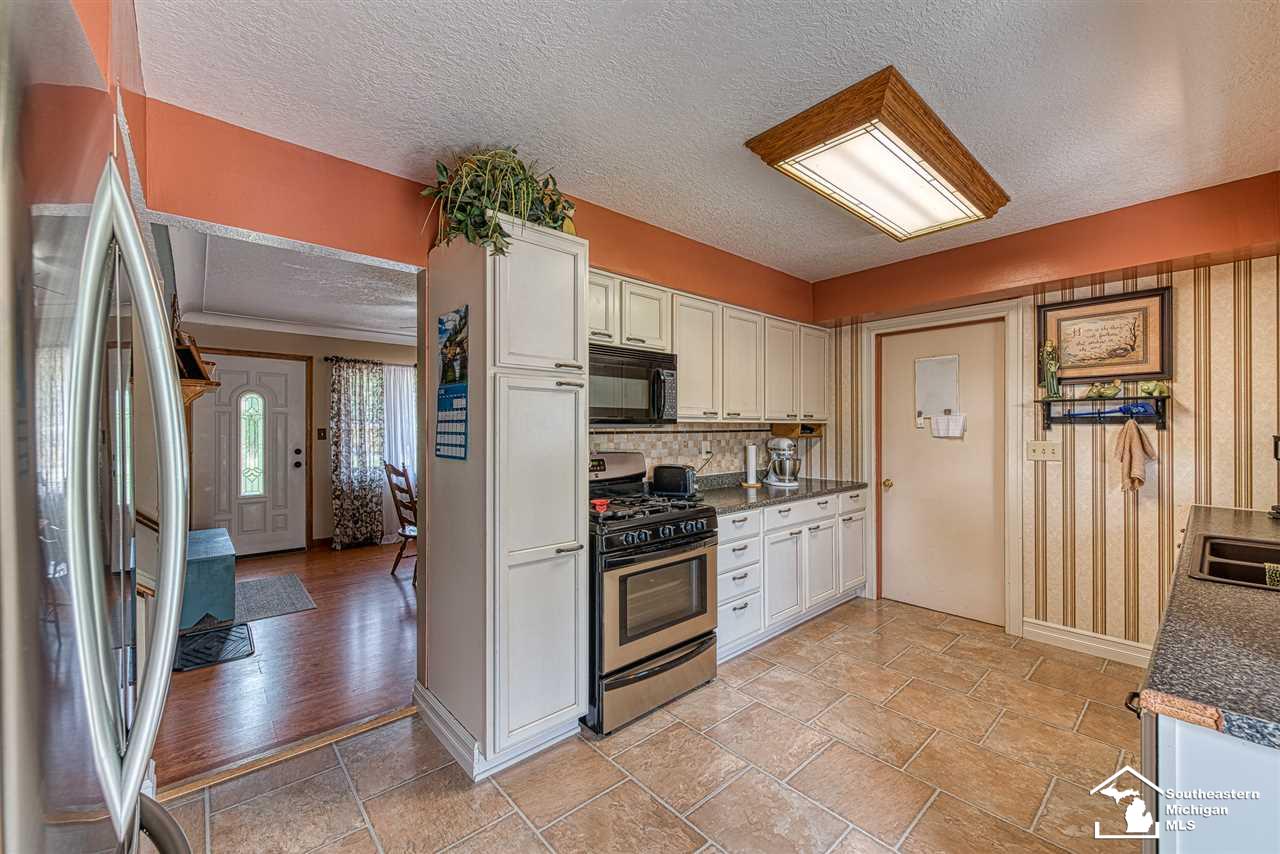 1585 East Valley Road Adrian, MI 49221 - Photo 8 of 25 31382983-7.JPG