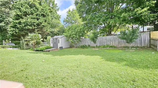 a view of a backyard