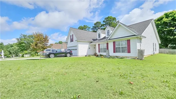 a view of a house with backyard and garden