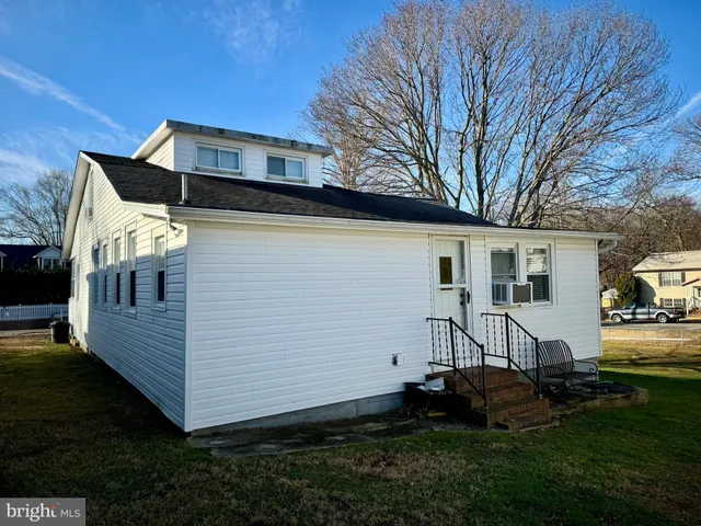 a view of a house with backyard and garden