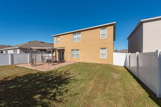 a view of a backyard