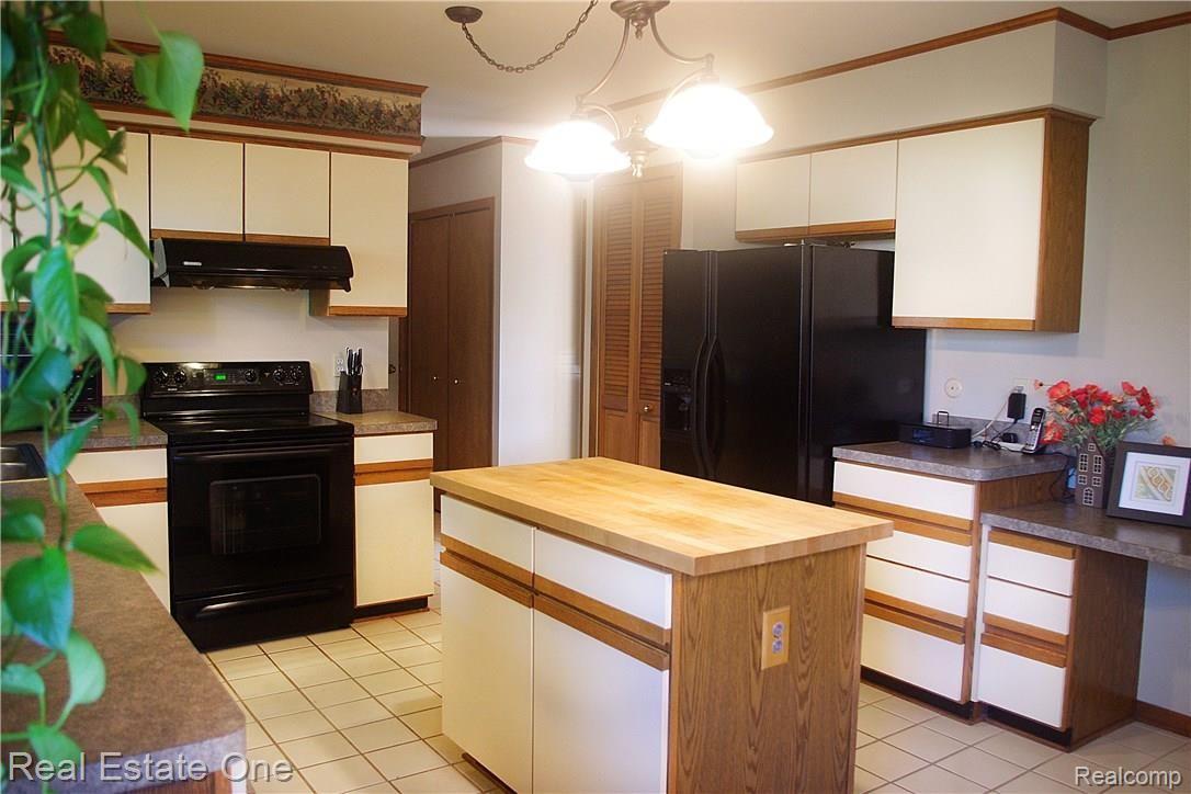 19431 Gill Road Livonia, MI 48152 - Photo 15 of 25 15kicthen.jpg