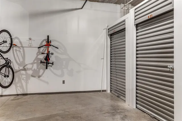 a room with lots of white furniture and rug