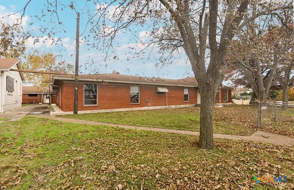 111 South 33rd Street Temple, TX 76504 - Photo 24 of 28 a backyard of a house with lots of green space