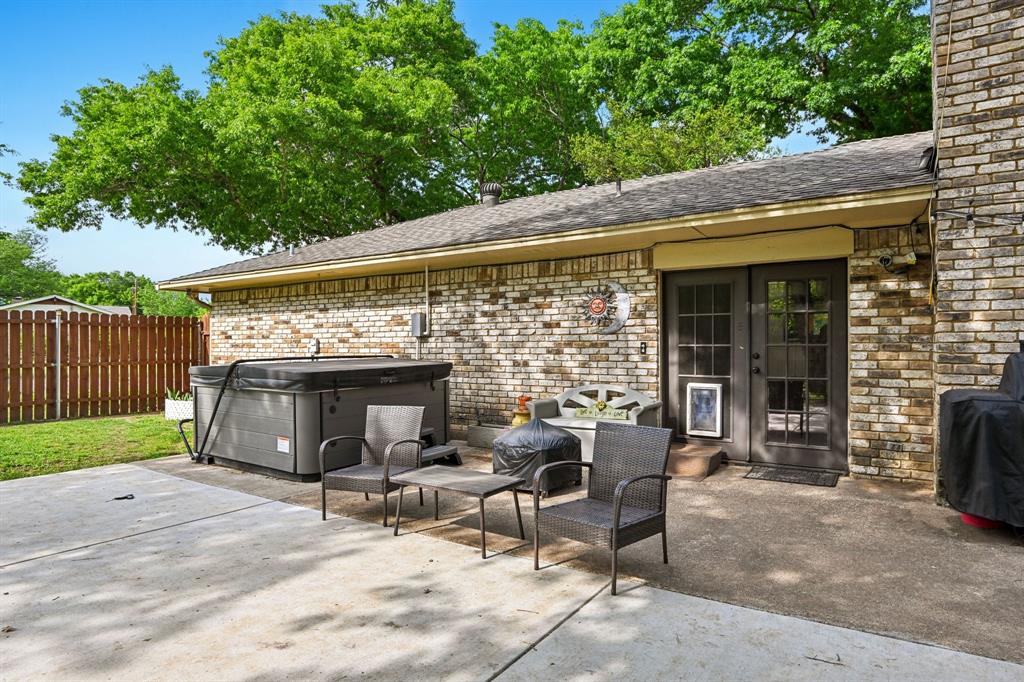 305 South Cockrell Hill Road Ovilla, TX 75154 - Photo 28 of 40 a view of a patio with table and chairs and potted plants