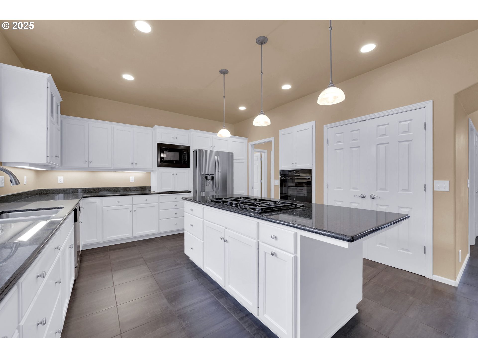 2408 Lakeview Drive Eugene, OR 97408 - Photo 12 of 34