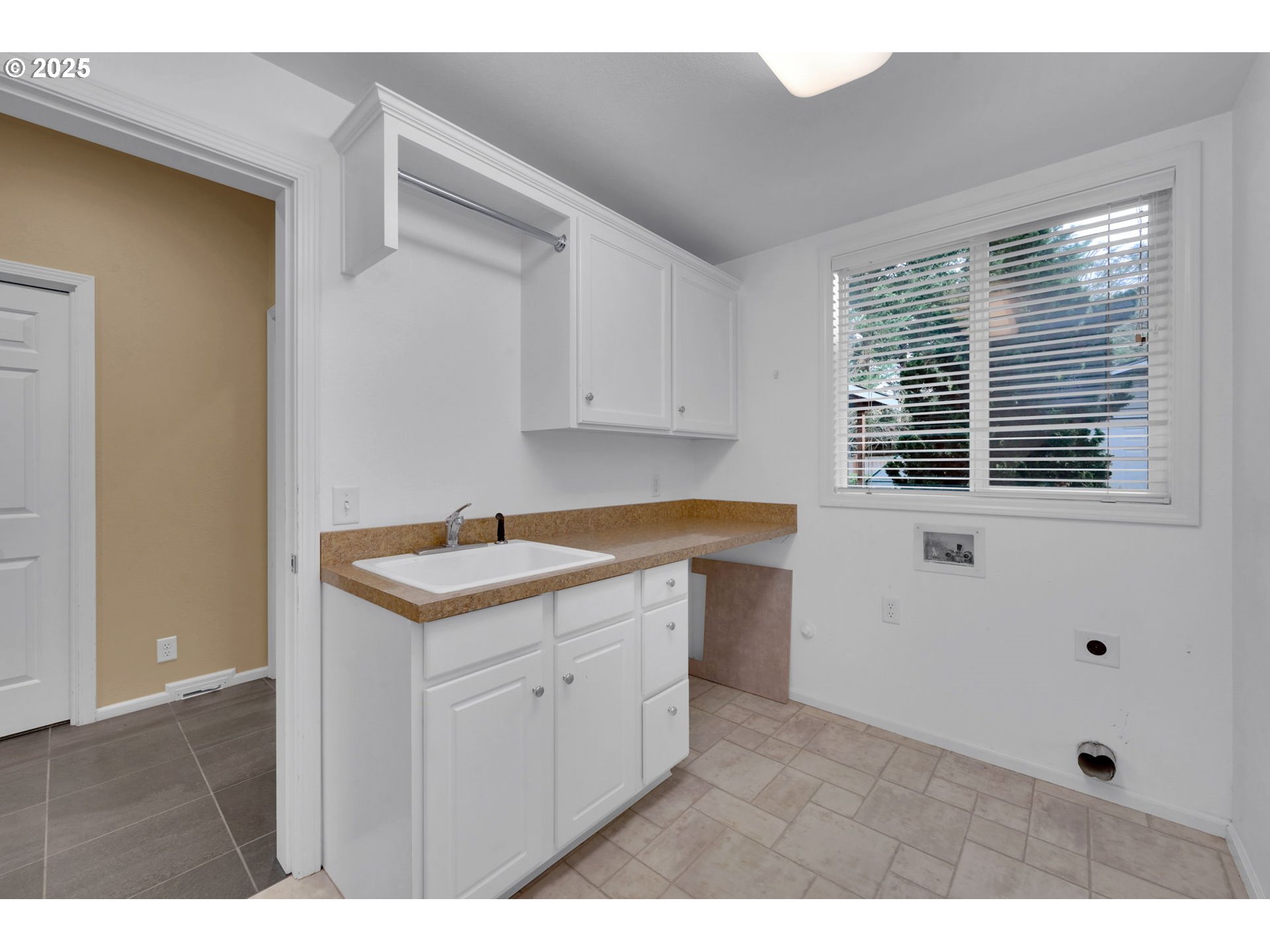 2408 Lakeview Drive Eugene, OR 97408 - Photo 15 of 34 Laundry