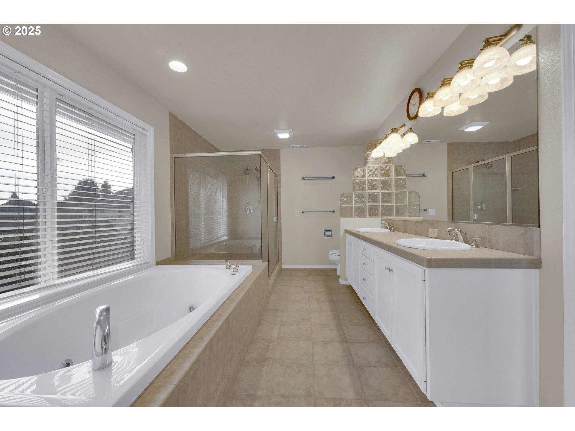 2408 Lakeview Drive Eugene, OR 97408 - Photo 22 of 34 Attached Bathroom #3