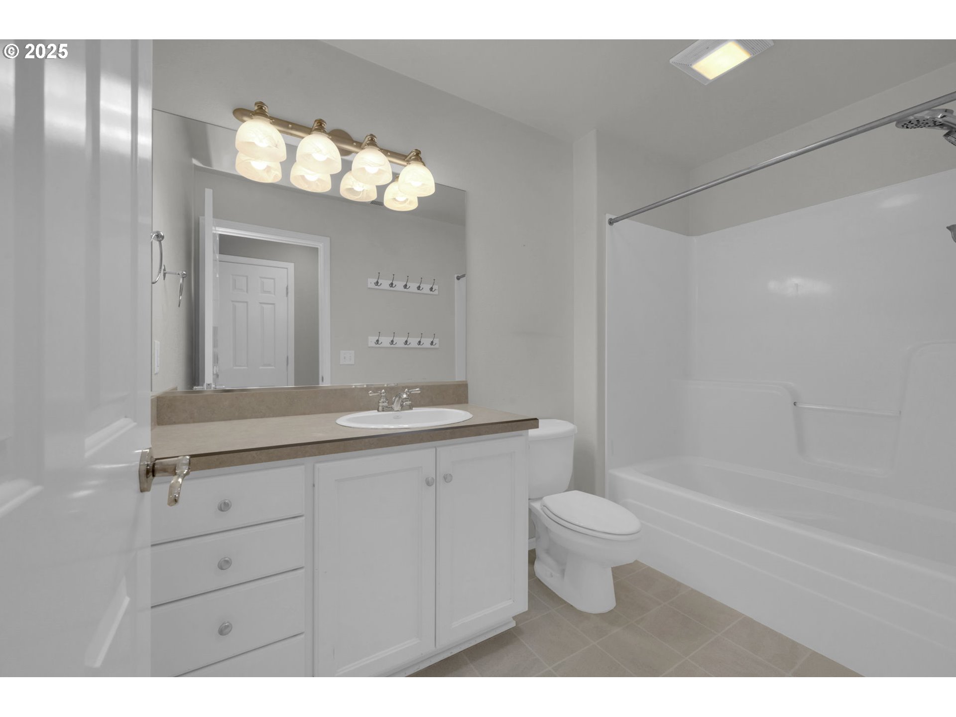 2408 Lakeview Drive Eugene, OR 97408 - Photo 27 of 34 Bathroom