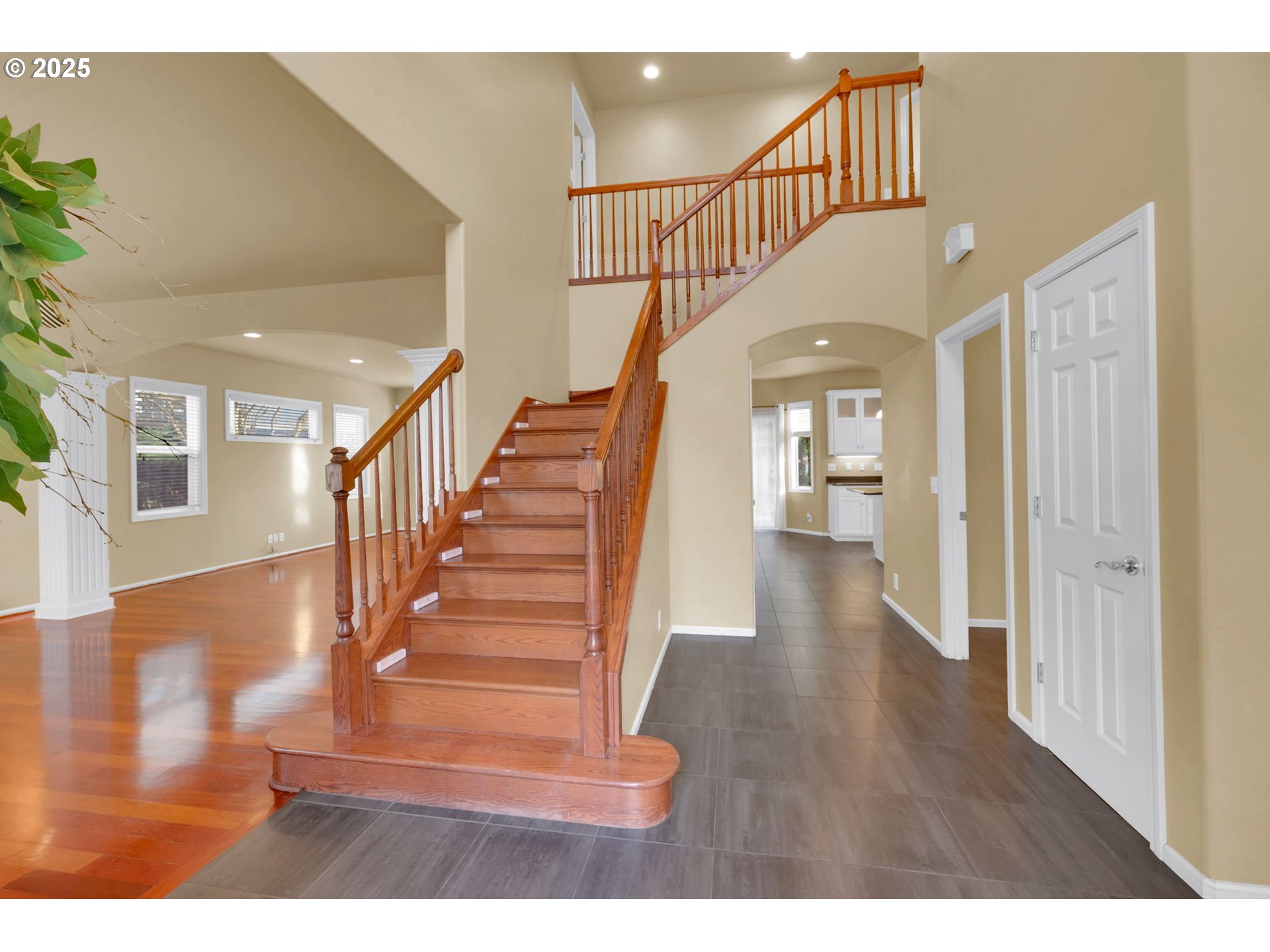 2408 Lakeview Drive Eugene, OR 97408 - Photo 4 of 34 Entrance/Foyer