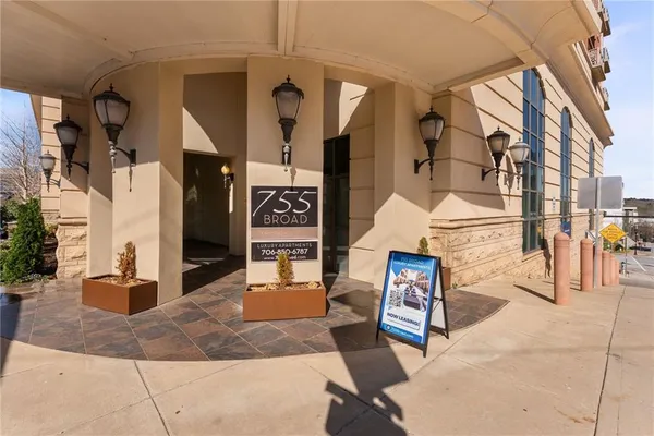 $885,000 | 755 West Broad Street, Unit 820, Athens, GA 30601
