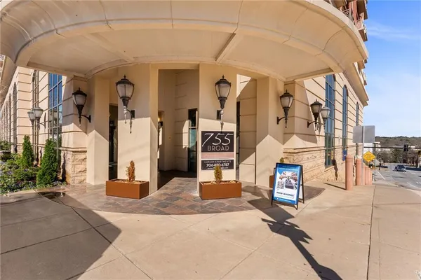 $885,000 | 755 West Broad Street, Unit 820, Athens, GA 30601