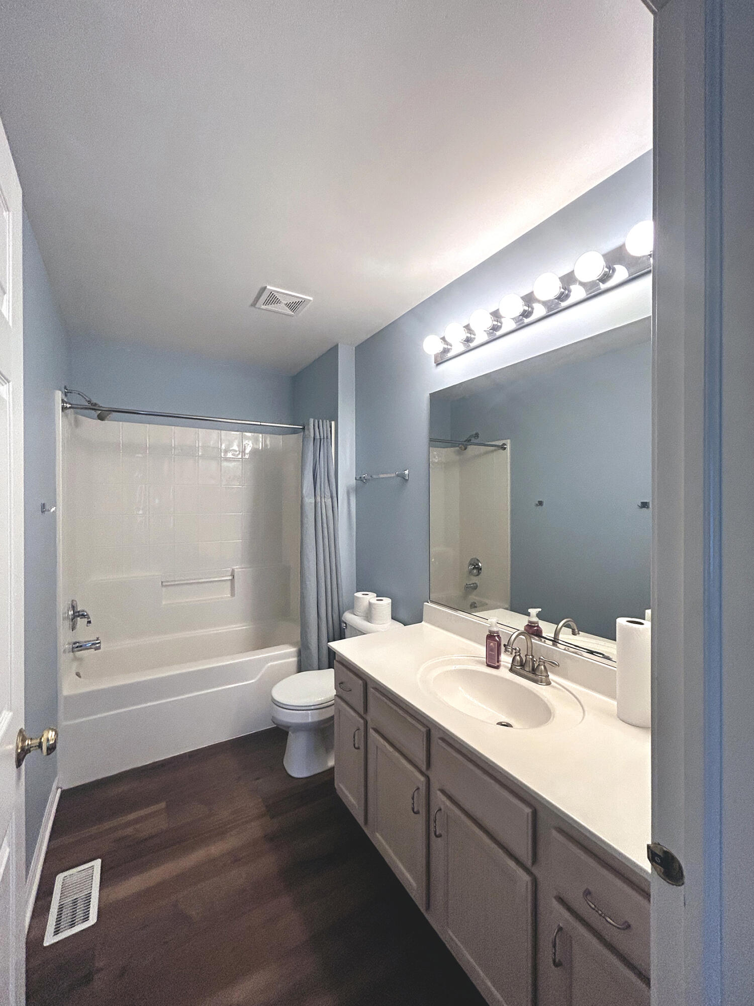 9704 67th Street Kenosha, WI 53142 - Photo 12 of 27 Upper Bath