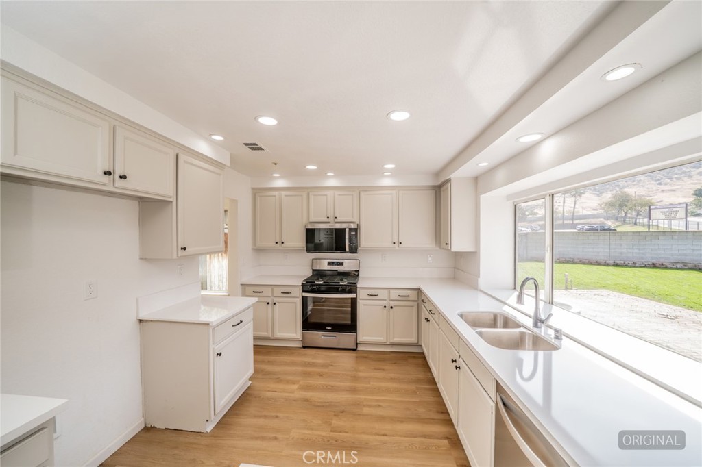 15849 Firethorn Road Fontana, CA 92337 - Photo 11 of 40