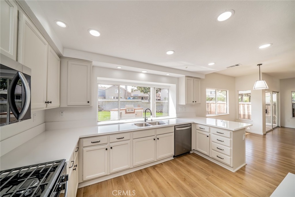 15849 Firethorn Road Fontana, CA 92337 - Photo 9 of 40