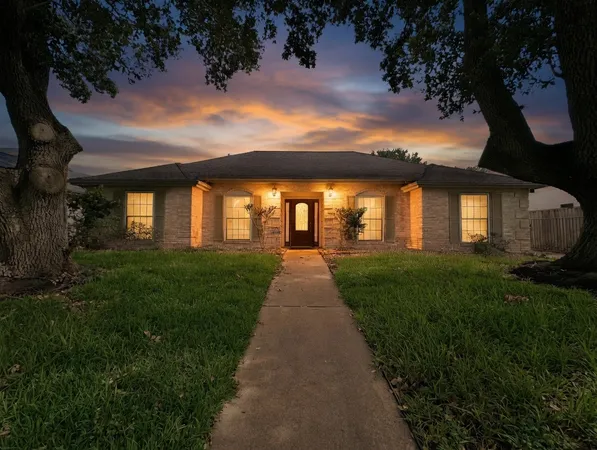$2,600 | 7914 Candle Lane, Houston, TX 77071