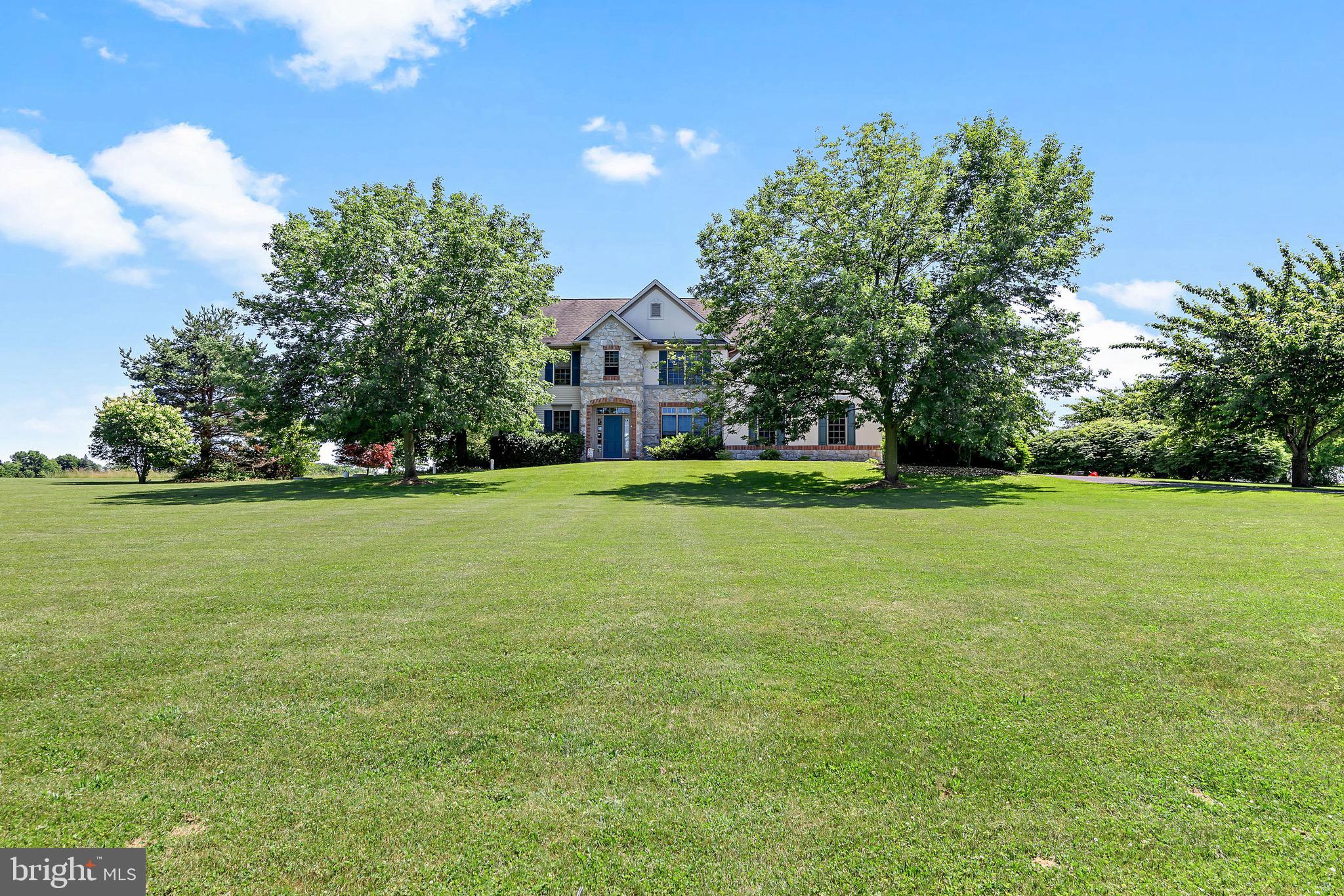 Large and spacious front yard.