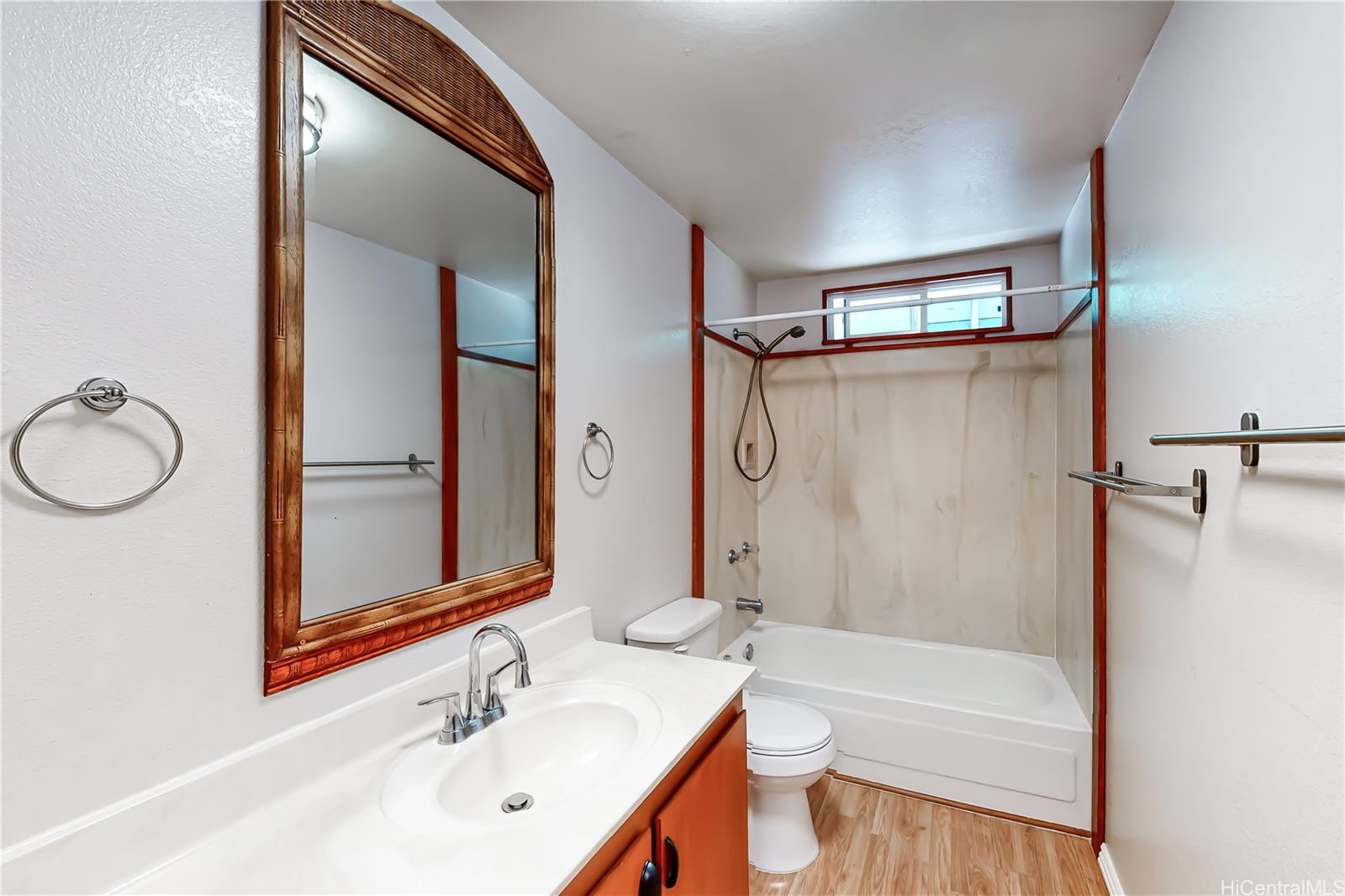 45-655 Apapane Street, Unit UPSTAIRS Kaneohe, HI 96744 - Photo 18 of 19 Hallway Full Bathroom