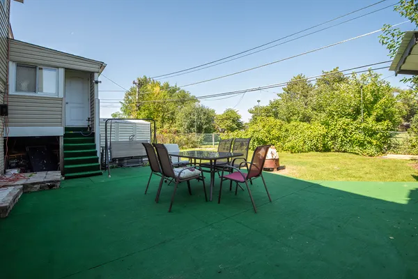 a view of a house with backyard