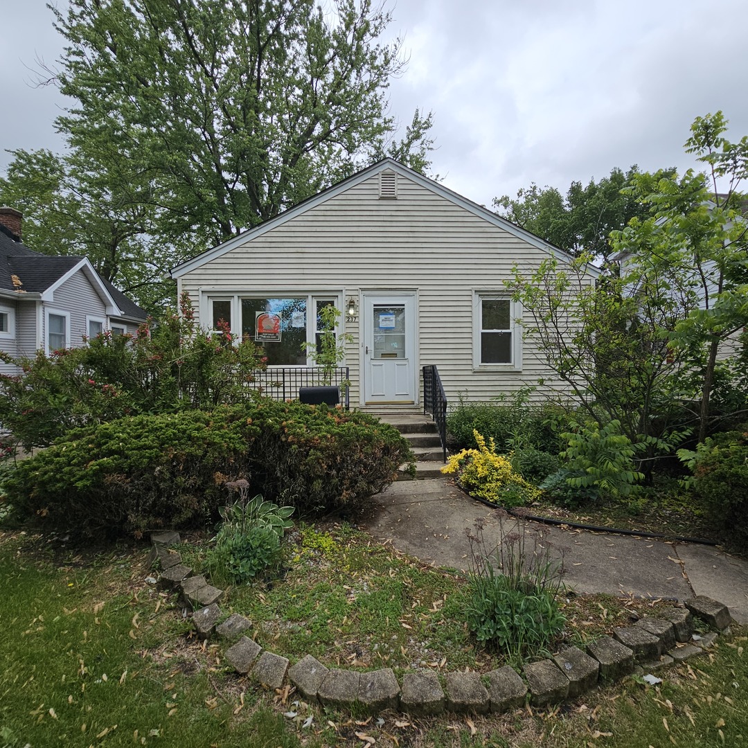 237 Pine Street Villa Park, IL 60181 - Photo 1 of 13 a view of a house with wooden fence and garden
