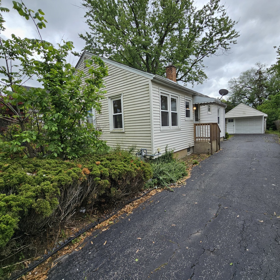 237 Pine Street Villa Park, IL 60181 - Photo 2 of 13 a house that has a lot of plants in it