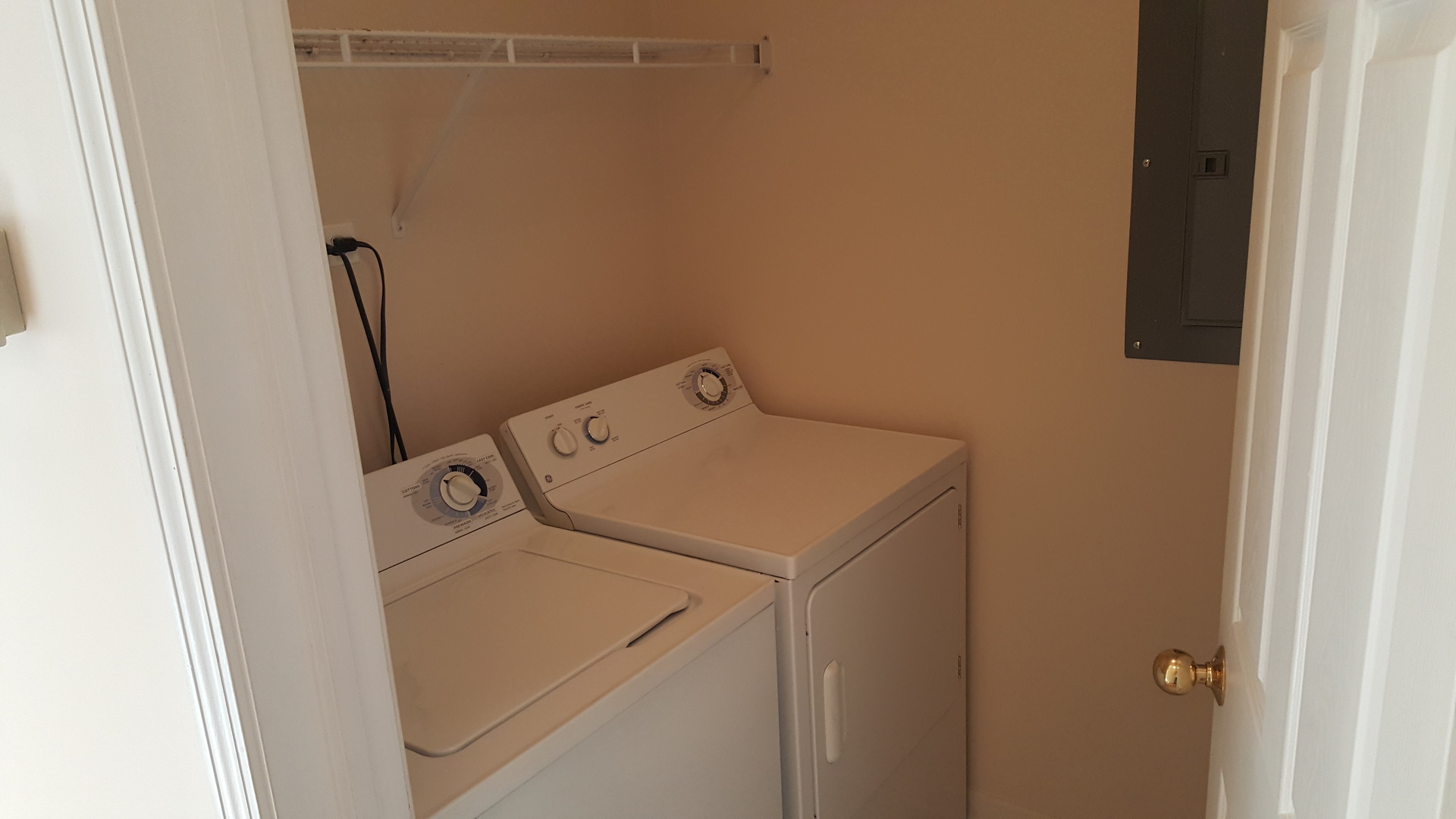 1197 North Red Oak Circle, Unit 3 Round Lake Beach, IL 60073 - Photo 2 of 16 a utility room with dryer and washer
