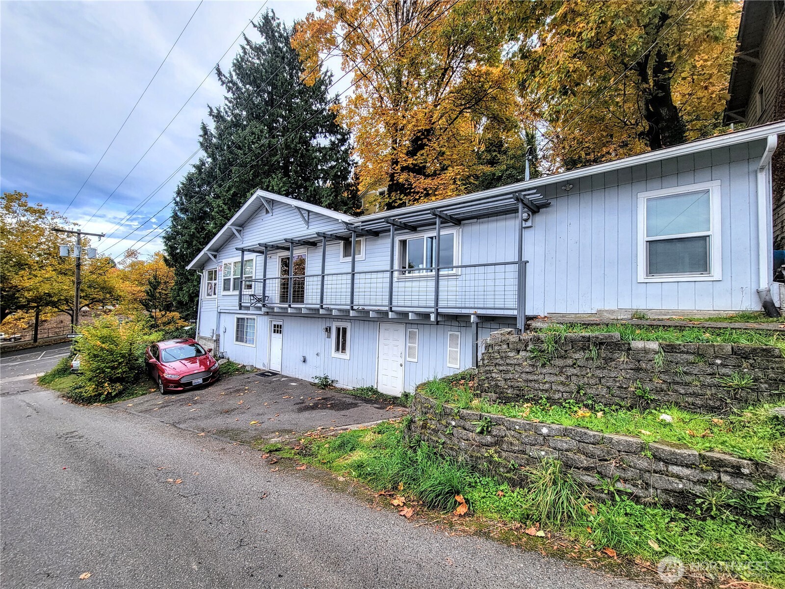 310 East Ivy Street Bellingham, WA 98225 - Photo 2 of 34 a front view of a house with garden