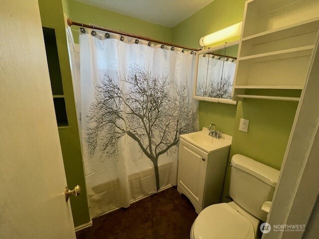 310 East Ivy Street Bellingham, WA 98225 - Photo 23 of 34 a bathroom with a toilet and a shower curtain