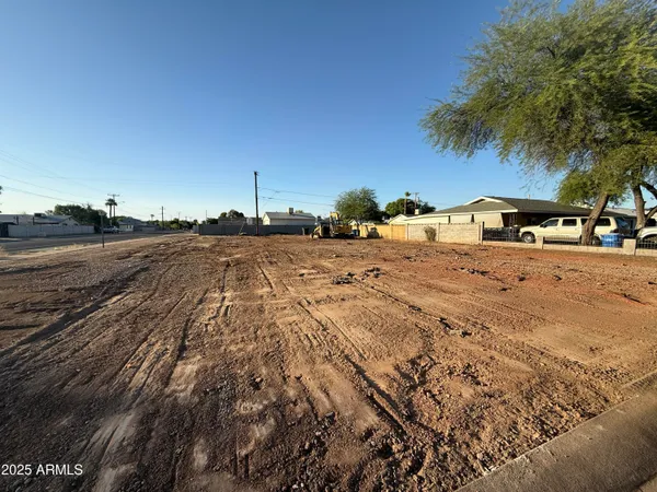 a view of a yard with a house