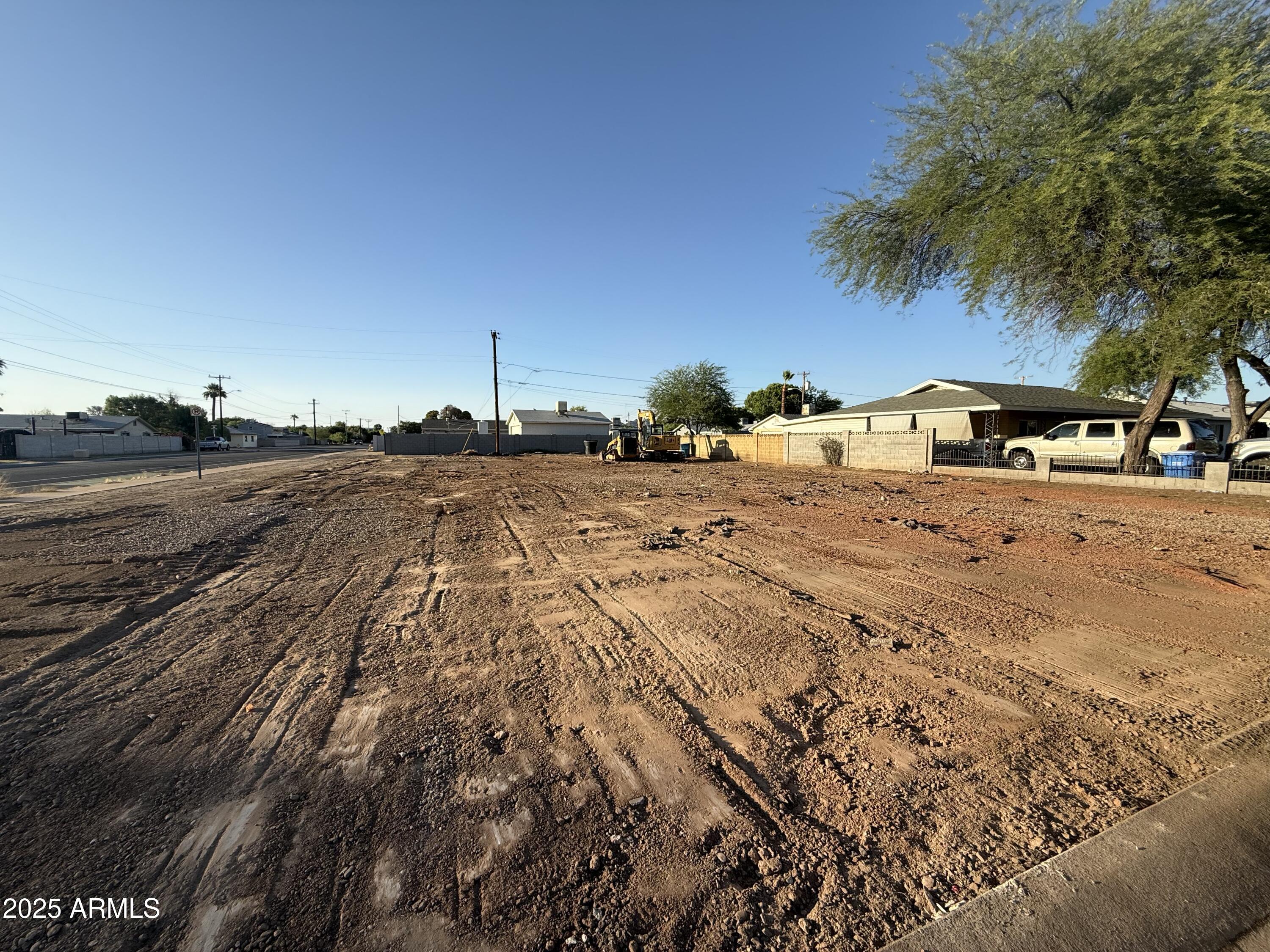 2002 East Whitton Avenue, Unit 32 Phoenix, AZ 85016 - Photo 6 of 6 a view of a yard with a house
