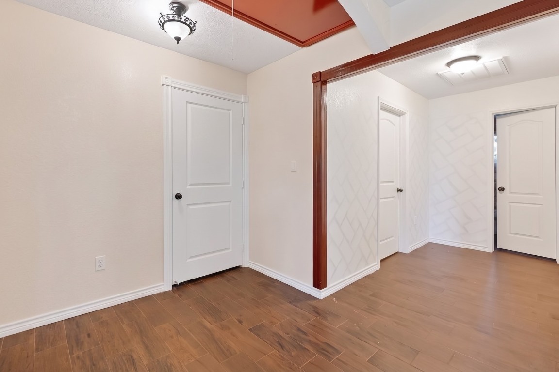 6014 Linda Drive Rosharon, TX 77583 - Photo 9 of 23 Clean white millwork and high-contrast trim detail the hallway leading to the home’s private quarters.