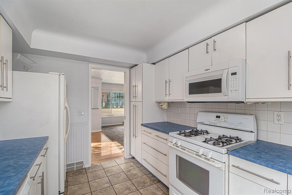 26842 Ford Road Dearborn Heights, MI 48127 - Photo 10 of 36