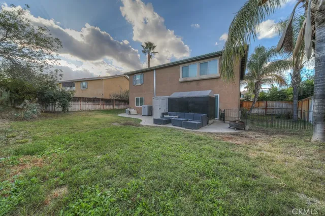 a view of a backyard with green space
