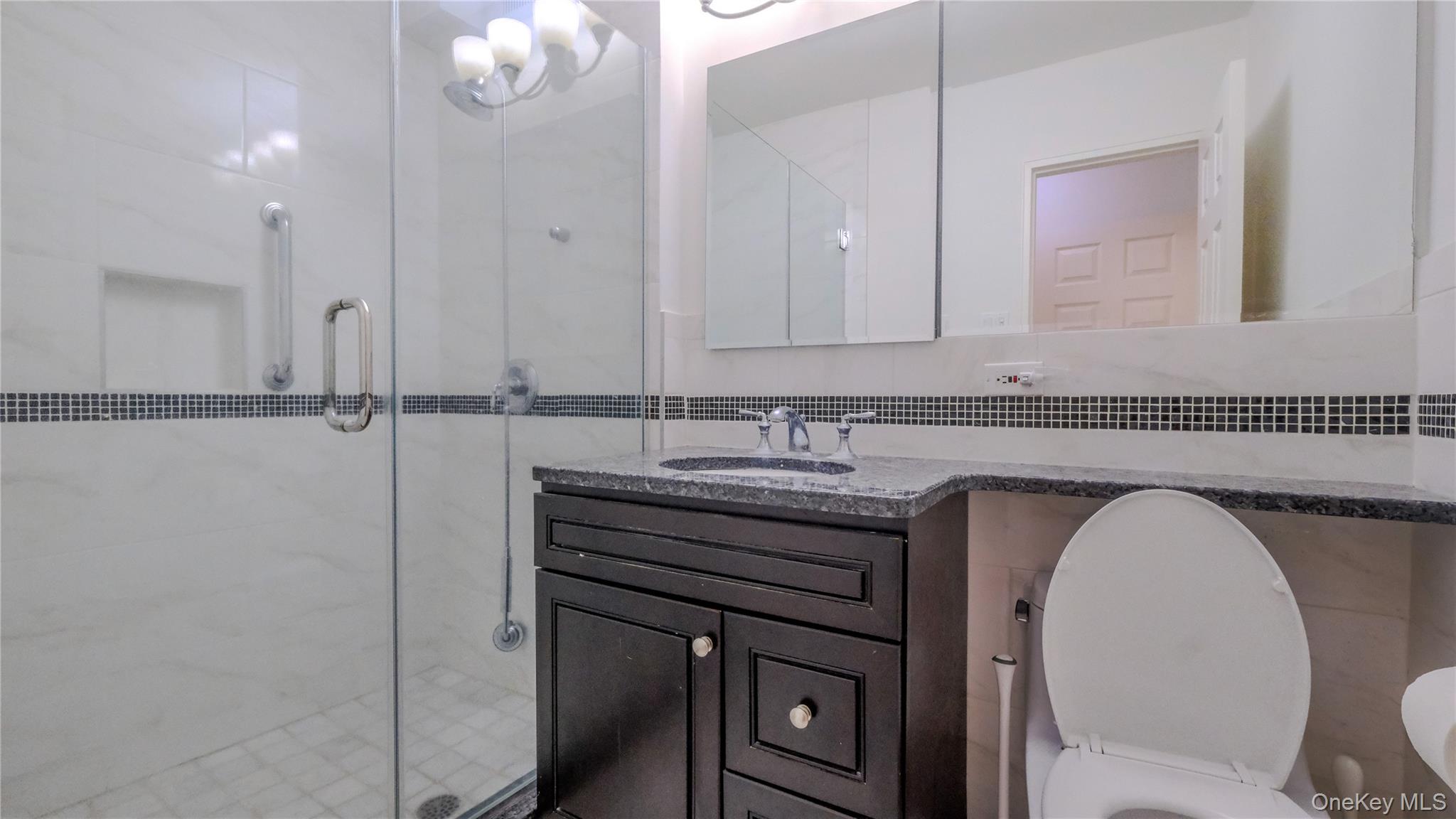 20 Canterbury Road, Unit 1P Great Neck, NY 11021 - Photo 20 of 28 Primary Bathroom