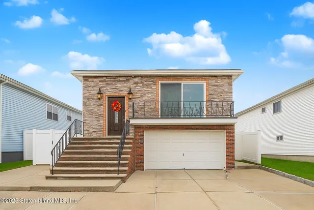a view of entryway of house